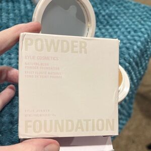 Kylie Cosmetics Natural Blur Powder Foundation - Soft Beige